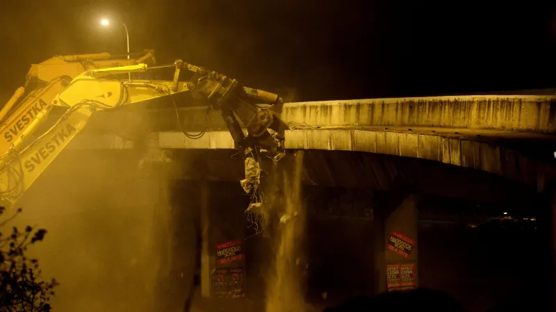 Obří hydraulické nůžky demolují most nad pražskou Jižní spojkou