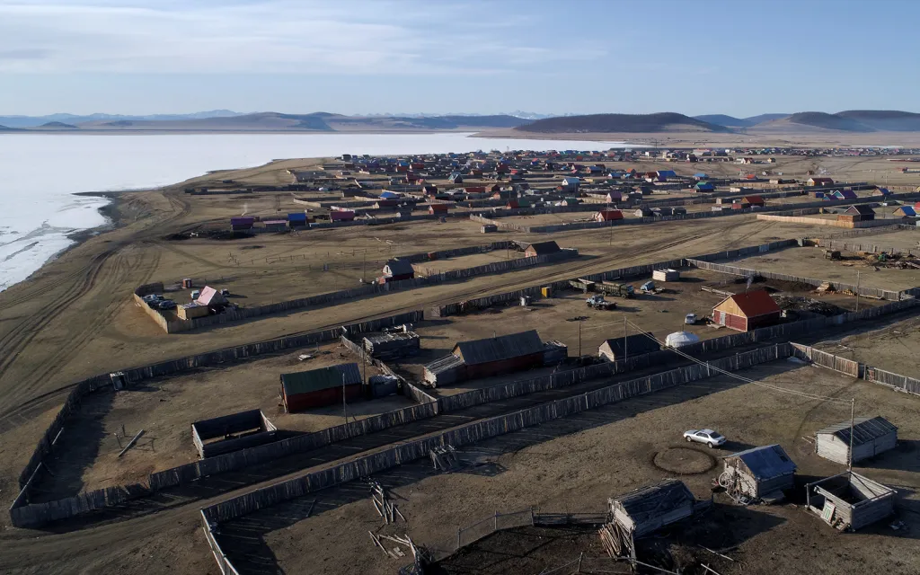 Cátanové obývají tajgu na severu Mongolska poblíž hranice s Ruskem. Na snímku nejbližší vesnice s názvem Tsagaannuur, která byla postavena za sovětské éry k podpoře zdejší rybářské komunity, která s pastevci často přicházela do kontaktu. Brzy ale i odsud mnoho rodin odešlo.