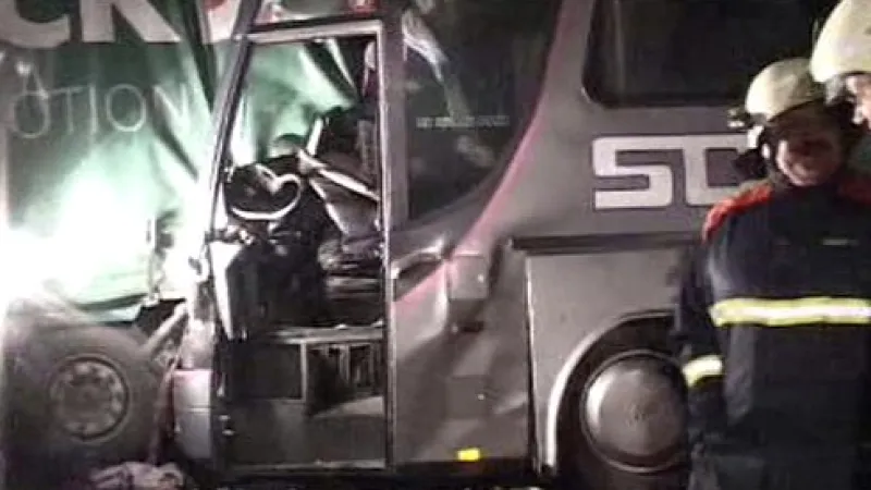 Nedaleko Vídně se srazil autobus se dvěma kamiony.