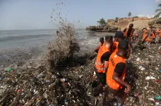 Pláže v Dominikánské republice zaplavily stovky tun odpadků. „Připravte se na konec plastů,“ uvedl ministr
