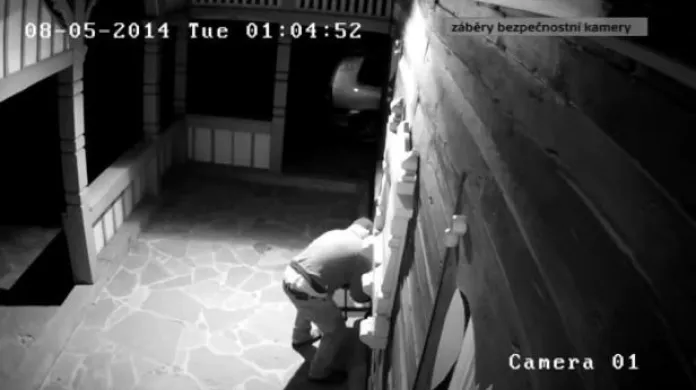Zloděje kasičky zachytila bezpečnostní kamera
