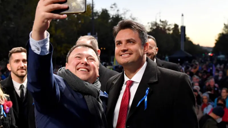 Péter Márki-Zay s jedním ze svých podporovatelů