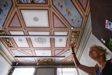 Muchovy prvotiny zdobí radnici v Hrušovanech nad Jevišovkou. Úřad fresky postupně odkrývá