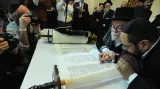 Nový svitek tóry byl dokončen ve velkém sále Židovské radnice v Praze na Josefově