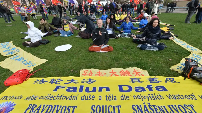 Protestní akce na podporu Tibetu a Tchaj-wanu na pražské Kampě