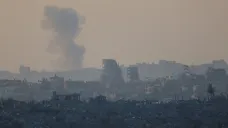 Nad Pásmem Gazy stoupá kouř