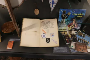 Sbalit usárnu a do lesa, třeba i v Praze. Výstava v Kinského zahradě shrnuje 100 let trampingu