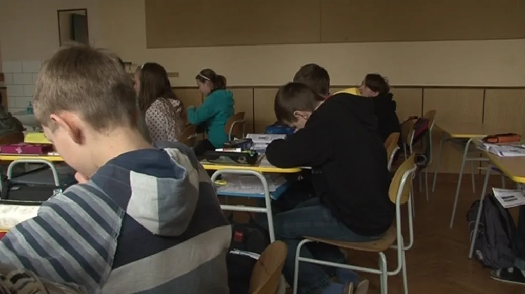 Děti ze základní školy v Nenkovicích musí ve třídách sedět v několika vrstvách oblečení