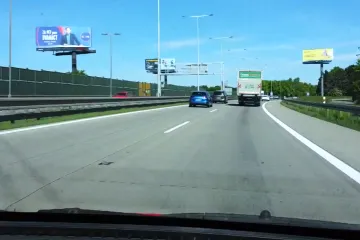 Spor o billboardy na D1. Reportéři ČT zachytili incident ve Velkém Meziříčí
