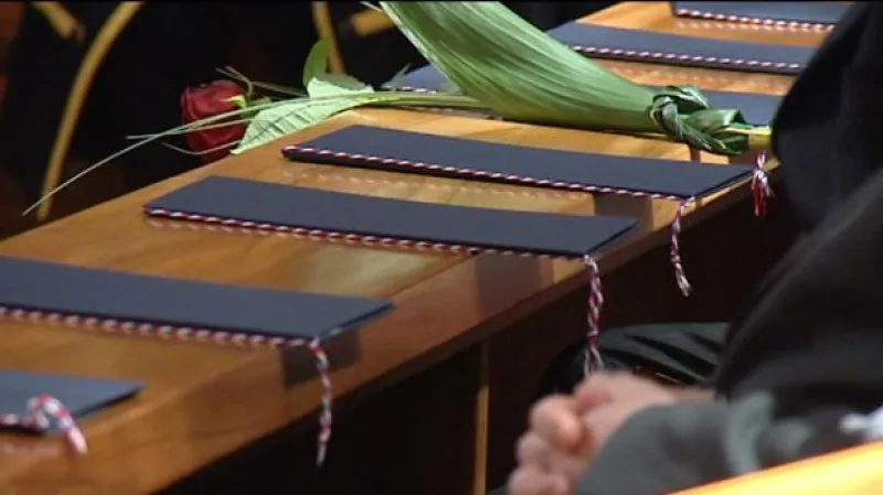 Přes 80 budoucích profesorů čeká kvůli sporu na své jmenování