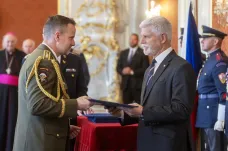 Pavel povýšil Řehku na armádního generála, Koudelku na generálporučíka