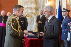 Pavel povýšil Řehku na armádního generála, Koudelku na generálporučíka