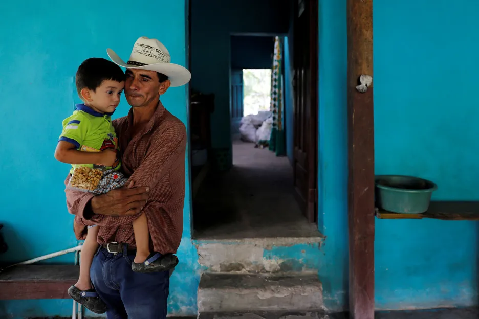 Dvaačtyřicetiletý migrant Jose Guardado po deportaci z USA, kde byl oddělen od svého dvanáctiletého syna Nixona dle Trumpova kontroverzního protiimigračního zákona, objímá svého druhého potomka Neimara (3 roky) ve svém domově v honduraském městě Eden