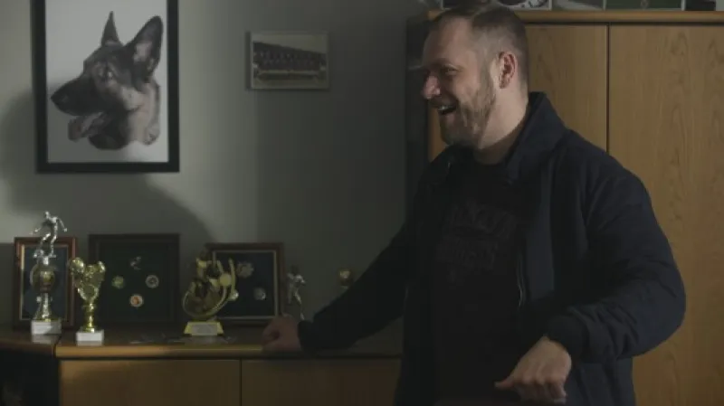 Kapitán Martin Pražák (a naše nejoblíbenější rekvizita) hlásí návrat do služby.