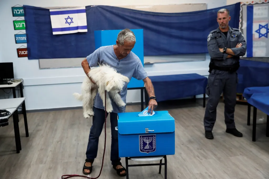 V Izraeli se jedním z „voličů“ u parlamentních voleb stal i bílý pes