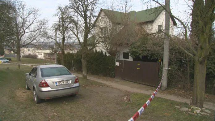 Auto a dům v Podhoří, kde byla nalezena tři mrtvá těla