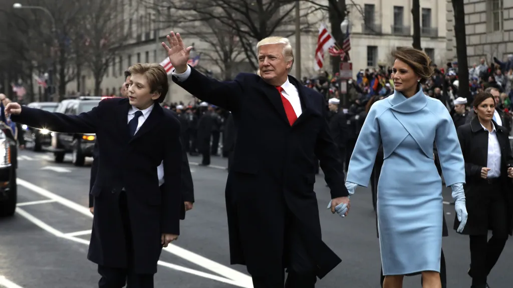 Trump s manželkou a synem Barronem při inauguračním průvodu