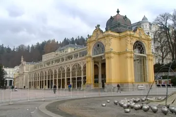 Mariánské kolonádě vládnou prodejci kabelek a textilu