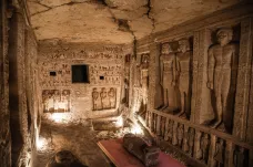 V Egyptě vyzdvihli 59 sarkofágů zakopaných před 2600 lety