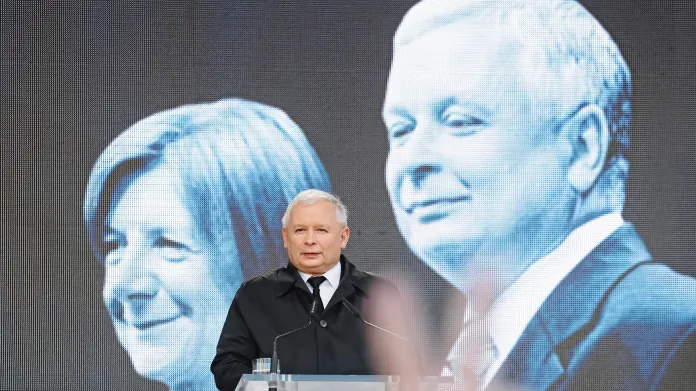 Jaroslaw Kaczyński před fotografií svého bratra a jeho manželky