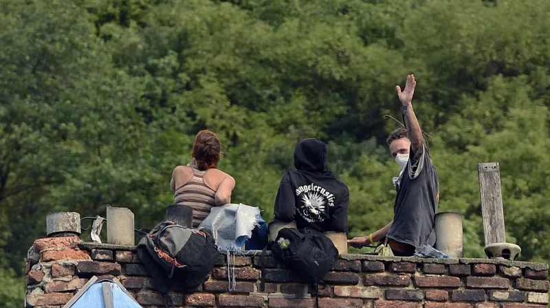 Squatteři na střeše vily Milada (červenec 2012). Policie proti nim později zasáhla. Stížnost na její zákrok u soudů neuspěla