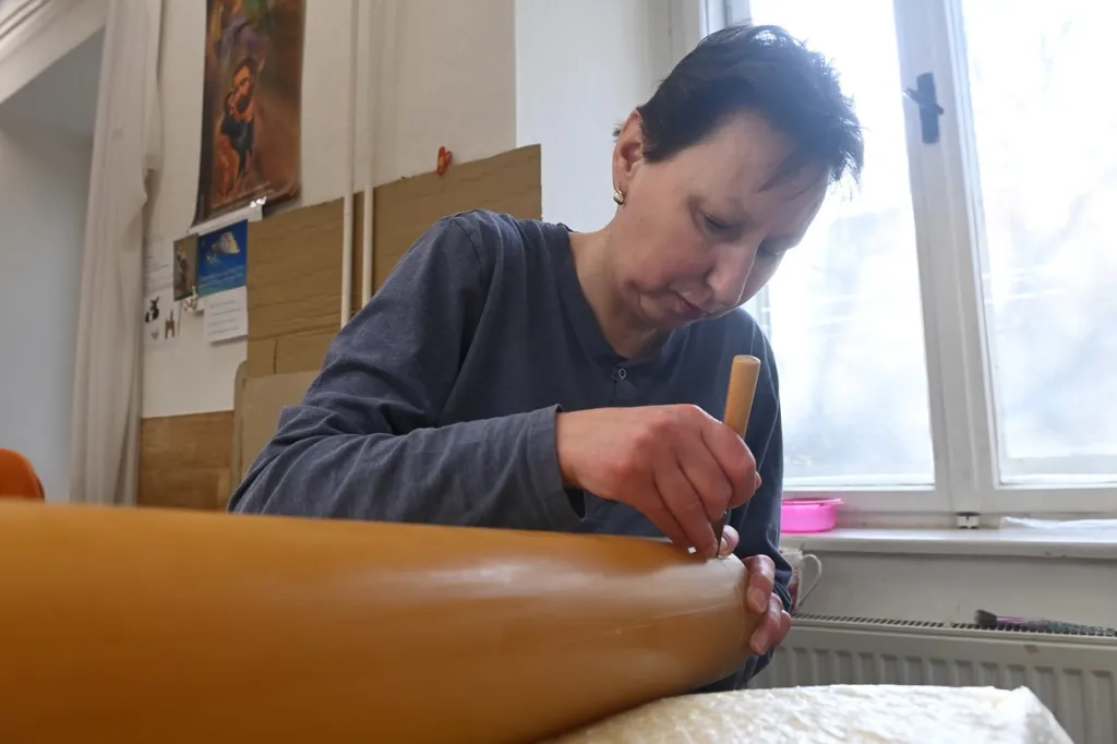 Chráněná dílna Palonín vyrábí velikonoční svíce