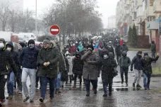 Bělorusové vyšli do ulic v menších skupinkách místo pochodu, policie jich stovky zadržela
