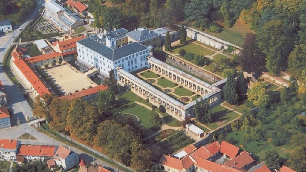 Zámek v Lysicích (letecký pohled)