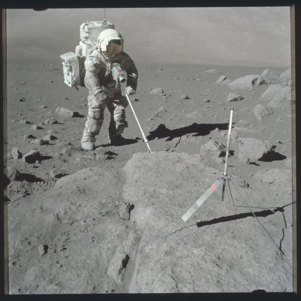 Vědec a astronaut Harrison Schmitt odebírá vzorky povrchu