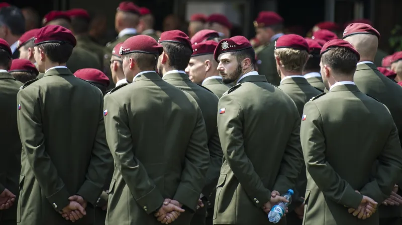 Stovky lidí se rozloučily v Týništi nad Orlicí s desátníkem Liborem Ligačem