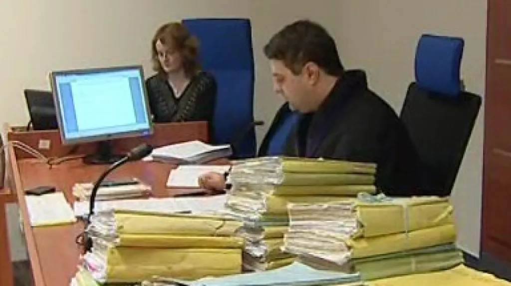Soudy přezkoumávají tresty