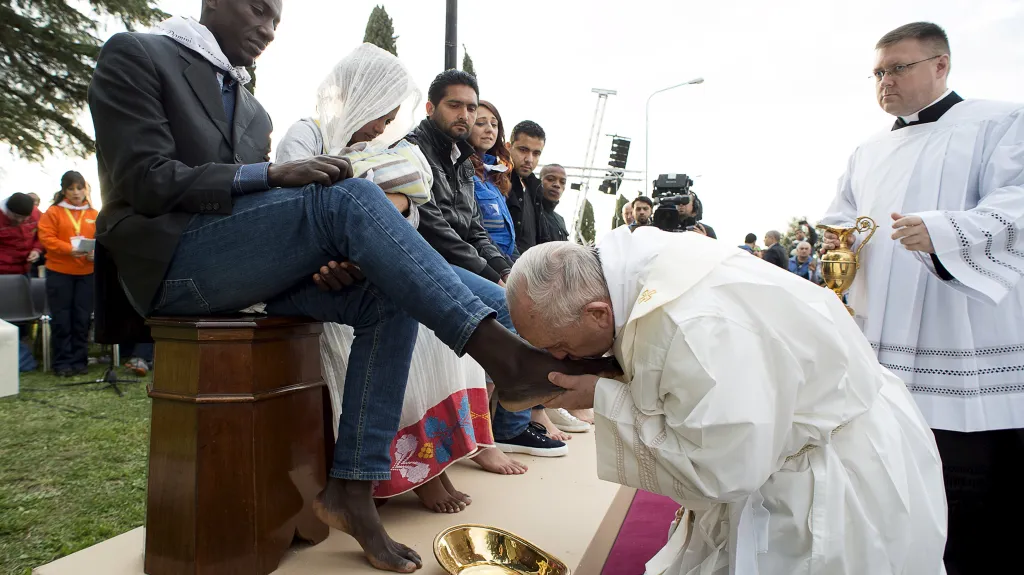 František během omývání nohou v zařízení pro migranty
