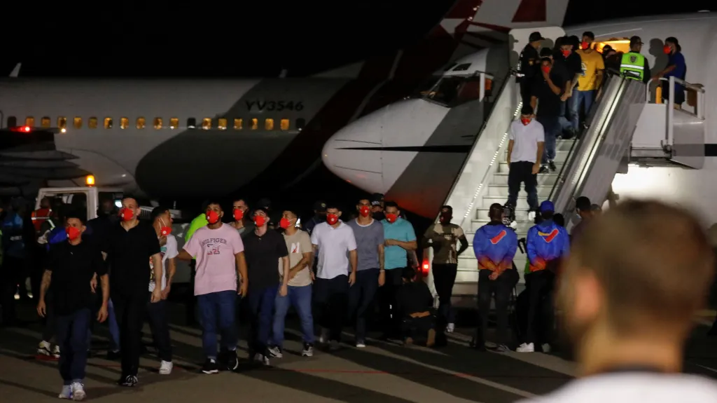 Venezuelané věznění v Salvadoru po příletu do Venezuely (červenec 2025)