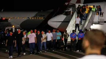 Venezuelané věznění v Salvadoru po příletu do Venezuely (červenec 2025)