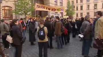 Demonstrace proti pražským kulturním grantům