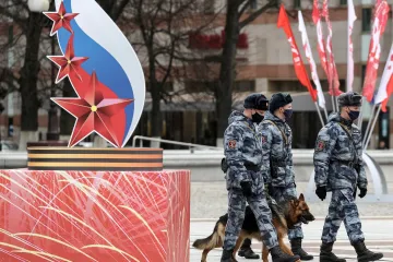 USA zjišťují, zda virus pochází z laboratoře ve Wu-chanu. Putin odložil oslavy výročí konce války