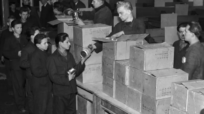 Ministerstvo sociální péče rozdělovalo z darů kanadské vlády Československu, snímek ze 17. ledna 1947