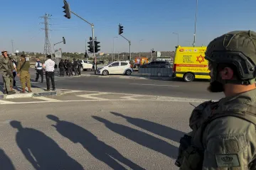 Palestinští útočníci na Západním břehu zabili muže. Tři další lidé jsou zranění