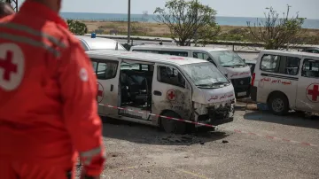 Poškozené sanitky Červeného kříže v libanonském městě Súr (také Týr či Týros)