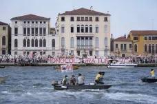 Benátčané protestují proti výletním lodím. Vyjeli na moře