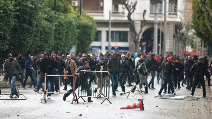 Pouliční nepokoje v Tunisu po smrti Šukrího Bilajda
