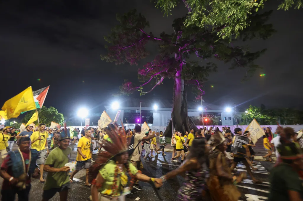 Demonstranti násilím vtrhli do místa konání konference OSN o změně klimatu