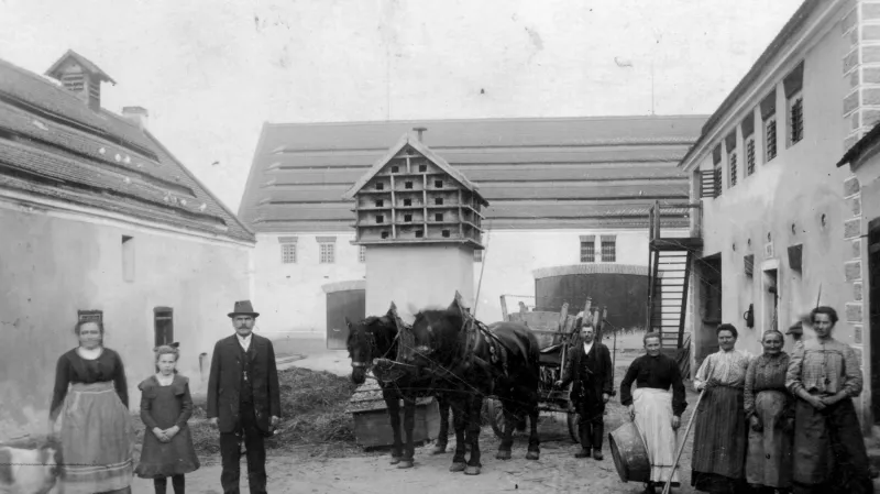 Statek č. p. 1, odkud Kafku rušil břinkot klavíru. Na ten cvičila mladá dívka (na snímku druhá zleva)