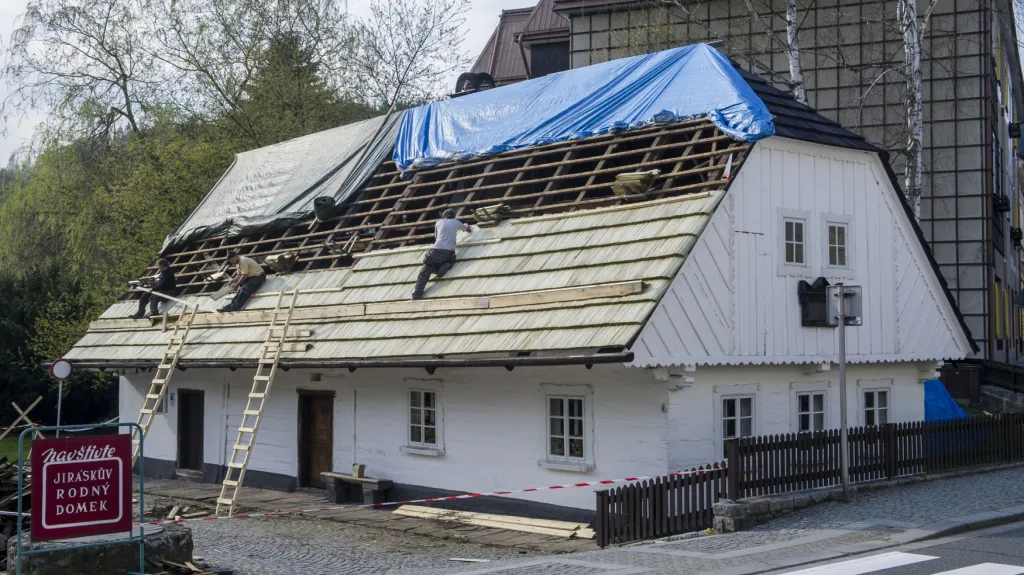 Oprava střechy rodného domku Aloise Jiráska v Hronově - 22. 4. 2015
