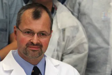 Bohdan Pomahač vrací lidem tváře i původní životy. Špičkový chirurg slaví padesát let