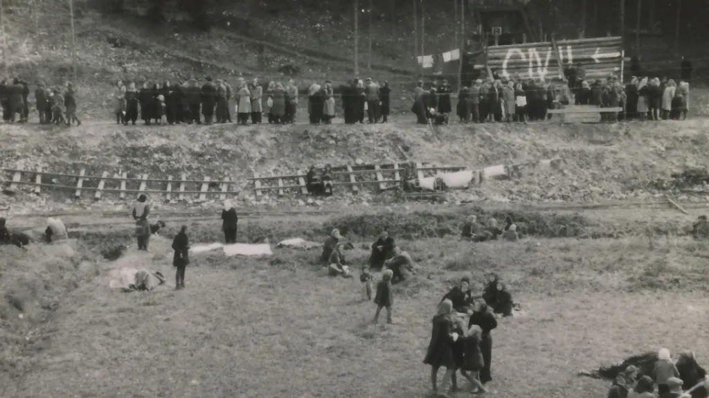 Lidé před vstupem do štol na jaře 1945