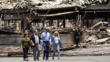Americký prezident Joe Biden a první dáma Jill Bidenová procházejí s havajským guvernérem Joshem Greenem a jeho manželkou Jaime Greenovou zničeným městem Lahaina