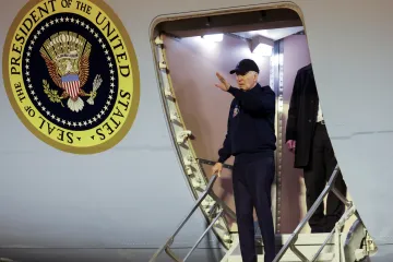 Biden měl pozitivní test na covid-19, ruší program a míří do izolace