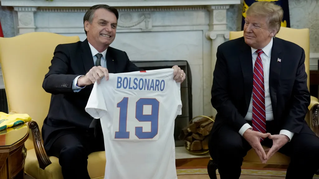 Bolsonaro dostal od Trumpa dres