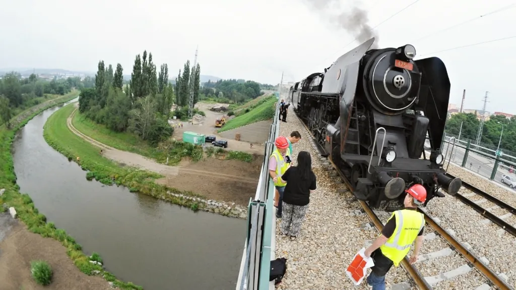 V Plzni testovali mosty parními lokomotivami